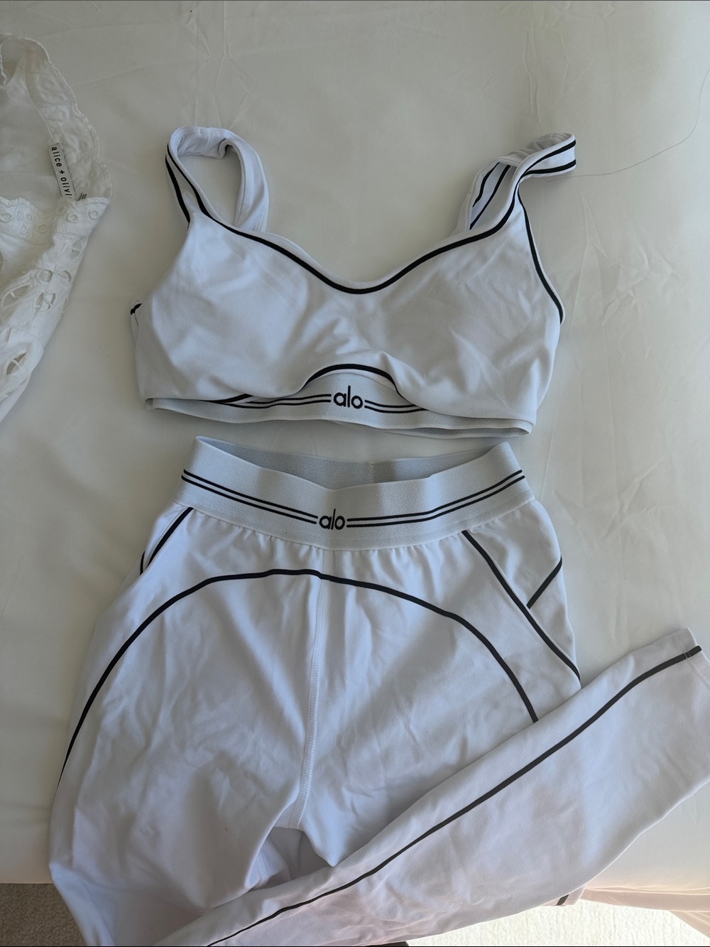 Alo heart-throb Sports Bra & Legging Set